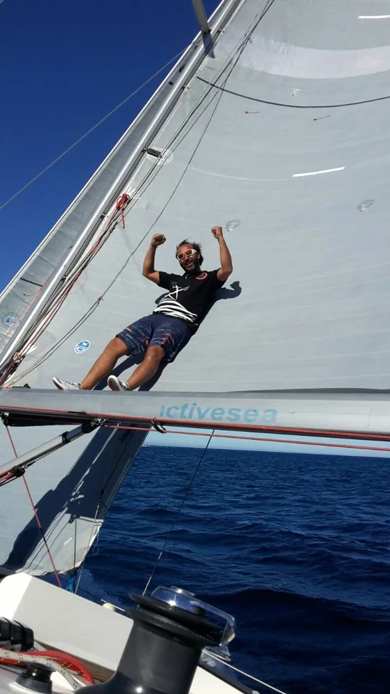 Équipier sur la voile en mer