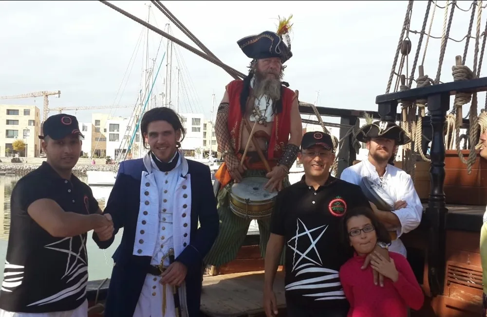 Animation costumée sur le ponton de la marina